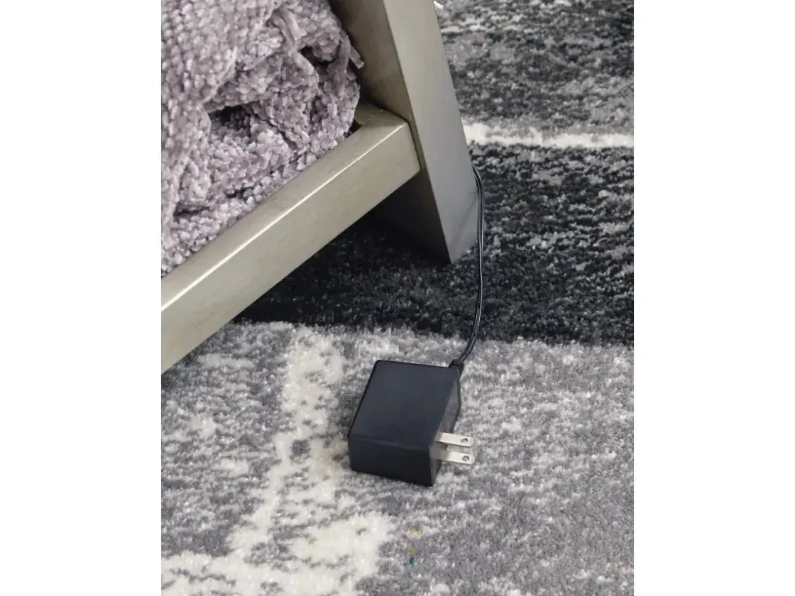 Mor Furniture Evesen Accent Mirror In Black