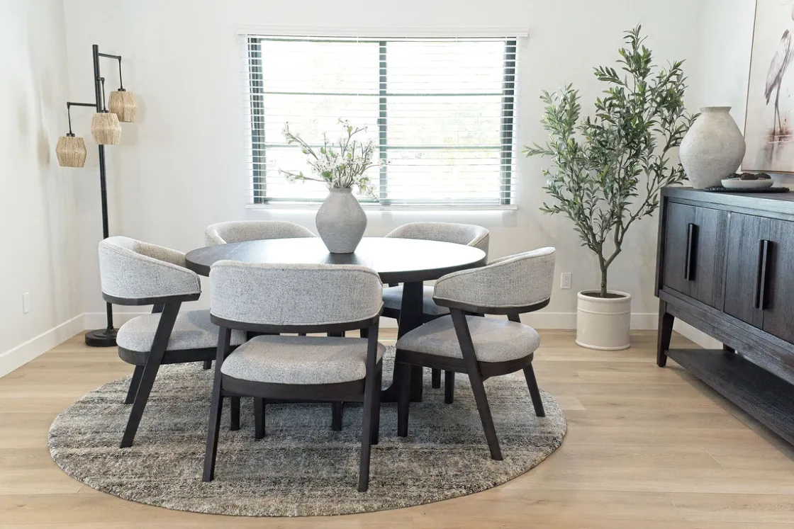 Mor Furniture Riley Round Dining Table & 5 Chairs In Carbonite